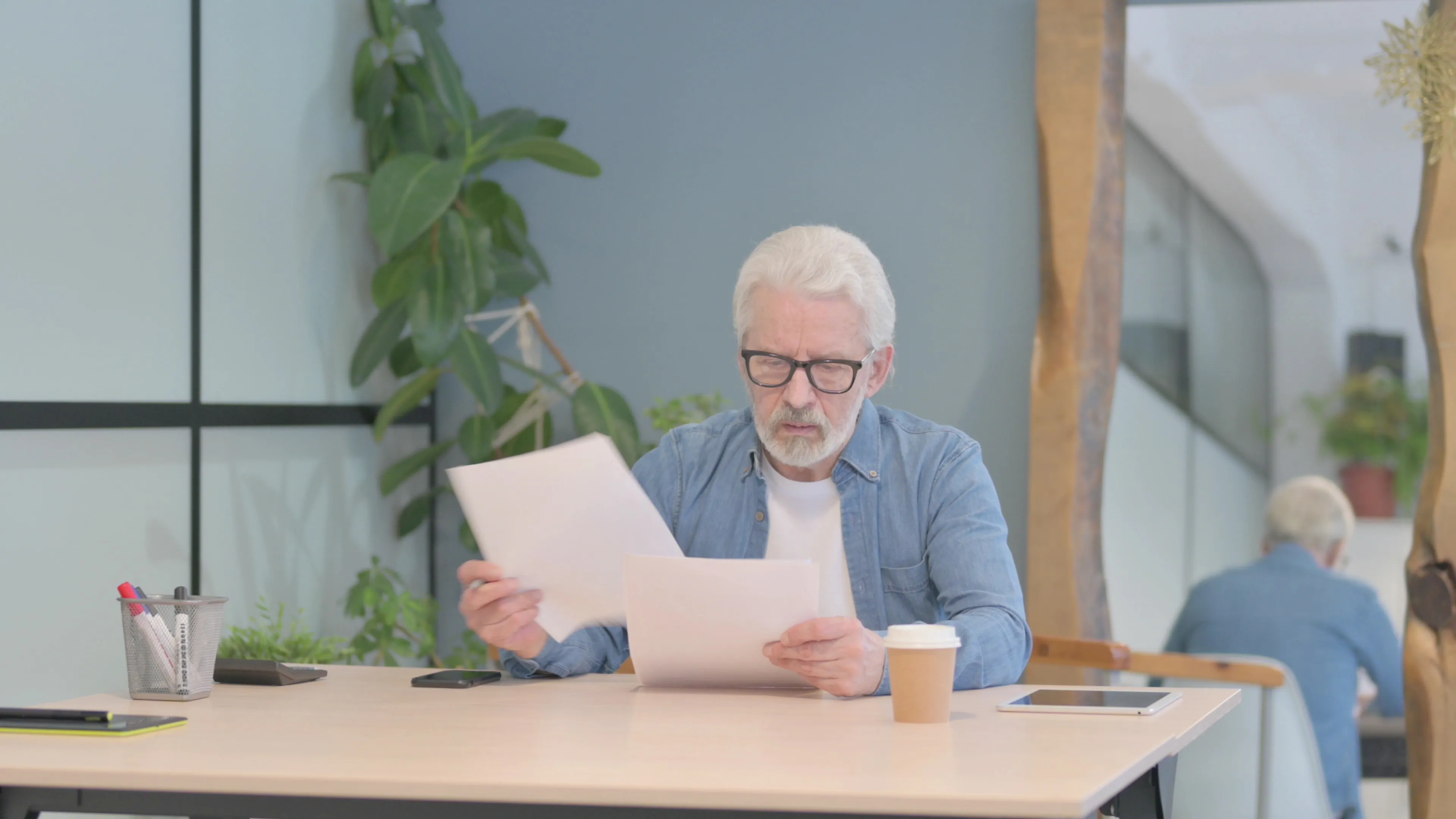 Personne consultant des documents pour préparer une donation