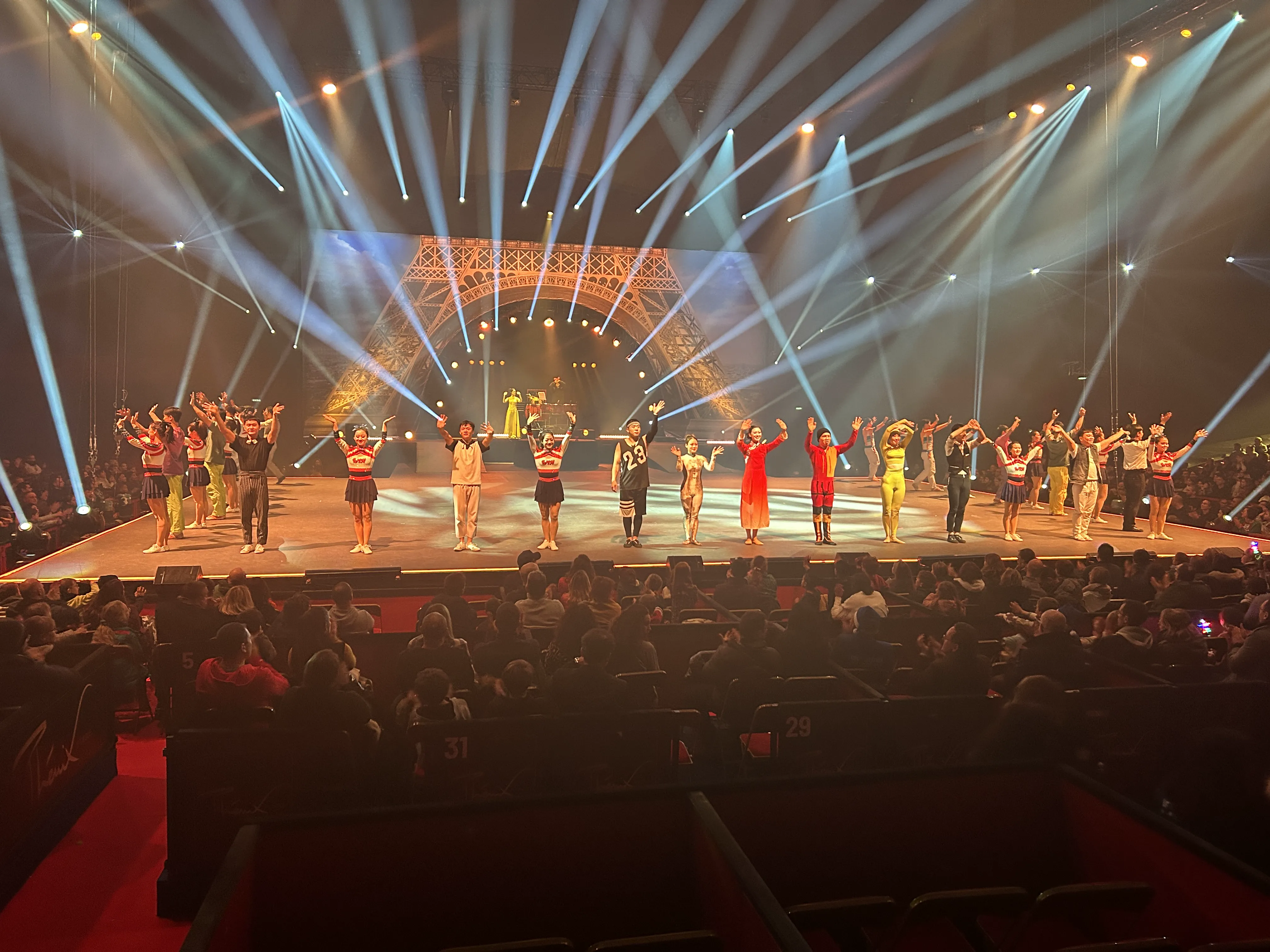 Enfants émerveillés devant le sapin de Noël de la Fondation