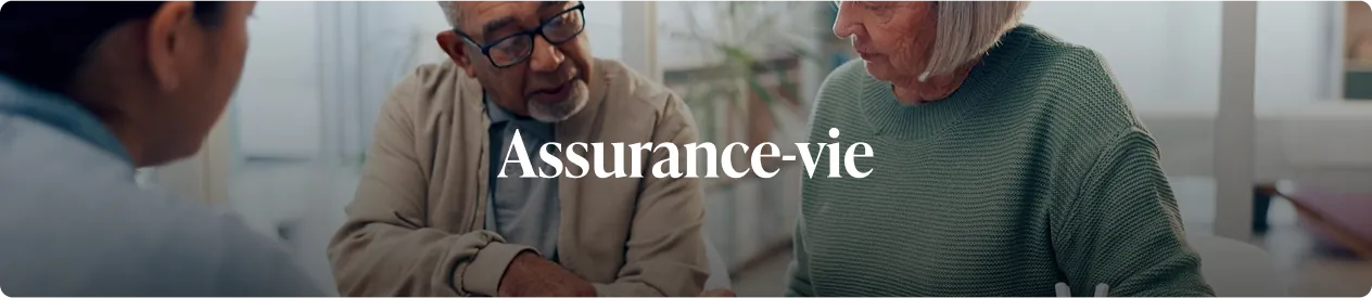 Couple âgé discutant d'assurance-vie