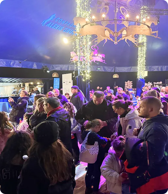 Participants célébrant un événement organisé par la Fondation Louis Lépine