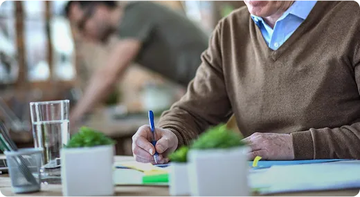Homme écrivant son testament